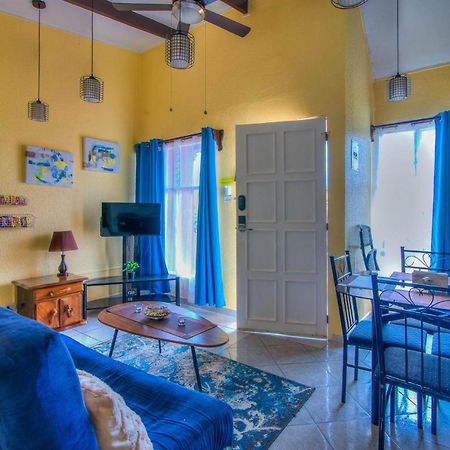 Centrally Located In Jaco, Walk To Beach, Beautiful Pool! Each Villa Paradise Is 1Bd 1Bath Condo Units Sleep 5 Or Book Both Units And Open Connecting Door For 10 Ppl- Paradise Found! Exterior photo