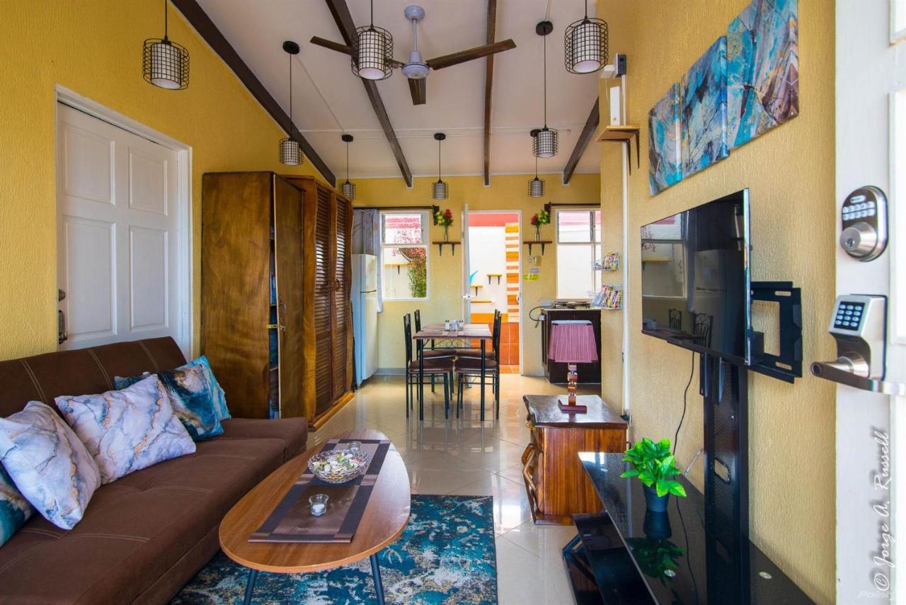 Centrally Located In Jaco, Walk To Beach, Beautiful Pool! Each Villa Paradise Is 1Bd 1Bath Condo Units Sleep 5 Or Book Both Units And Open Connecting Door For 10 Ppl- Paradise Found! Exterior photo