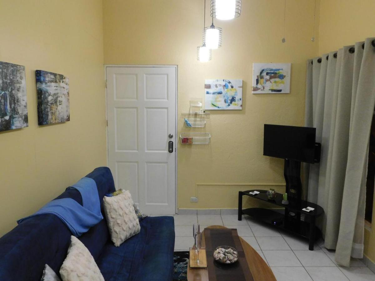 Centrally Located In Jaco, Walk To Beach, Beautiful Pool! Each Villa Paradise Is 1Bd 1Bath Condo Units Sleep 5 Or Book Both Units And Open Connecting Door For 10 Ppl- Paradise Found! Exterior photo