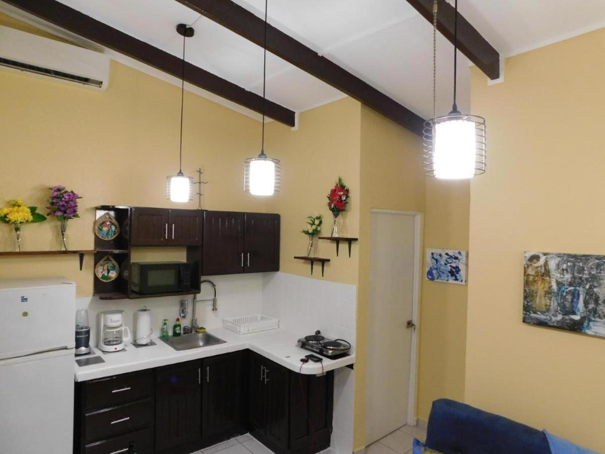 Centrally Located In Jaco, Walk To Beach, Beautiful Pool! Each Villa Paradise Is 1Bd 1Bath Condo Units Sleep 5 Or Book Both Units And Open Connecting Door For 10 Ppl- Paradise Found! Exterior photo